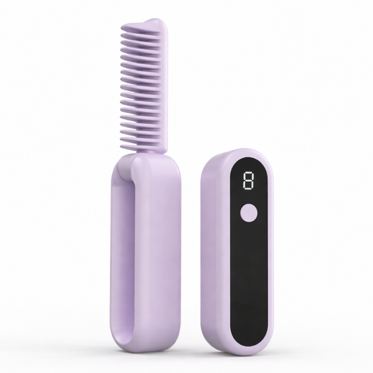 Fotografía de producto de cepillo alisador portátil plegable color lila en fondo blanco, mostrando una unidad abierta con peine cerámico y una unidad cerrada con pantalla LED digital.